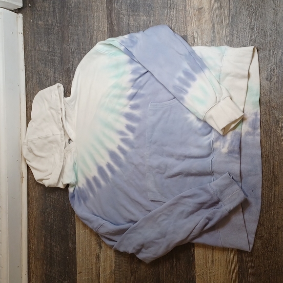 Wildfox Tops - Wildfox tie dye Hoodie sz Large